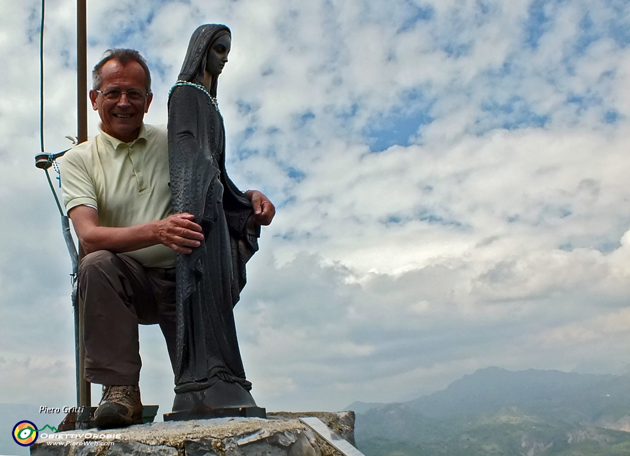 70 Abbraccio di saluto alla Madonnina dei Canti.JPG